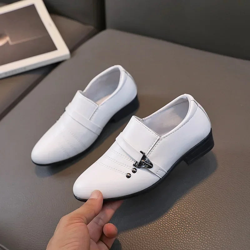 Sapatos de couro infantil para meninos. Cores preto e branco.