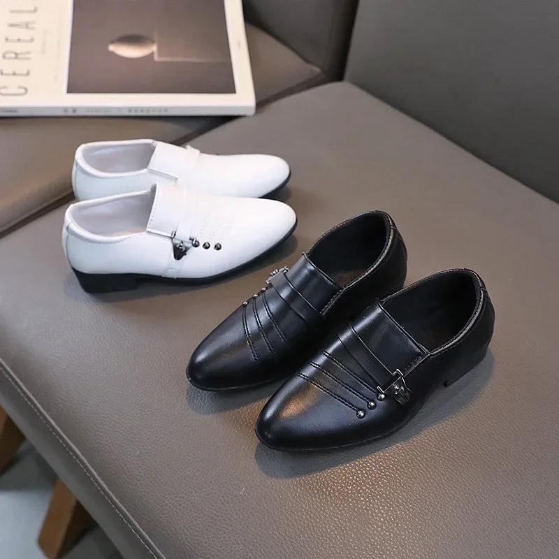 Sapatos de couro infantil para meninos. Cores preto e branco.