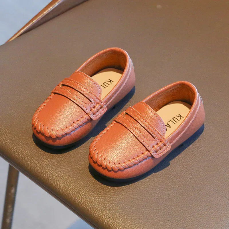 Sapatos infantis Oxford em couro. Disponíveis em 3 cores