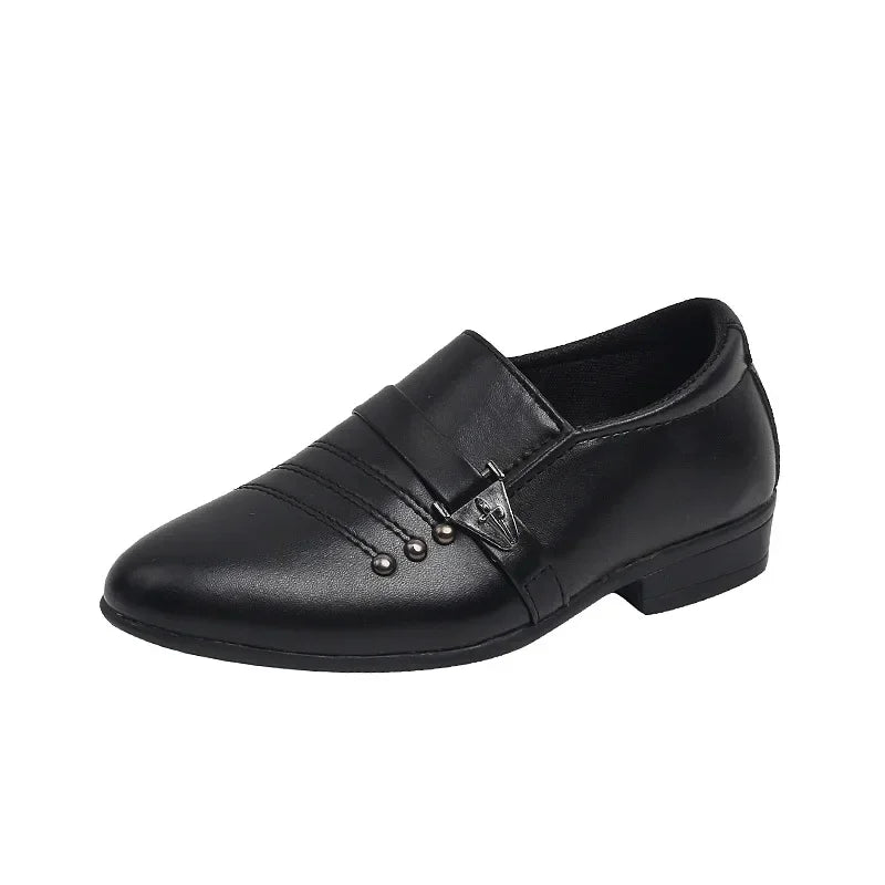 Sapatos de couro infantil para meninos. Cores preto e branco.