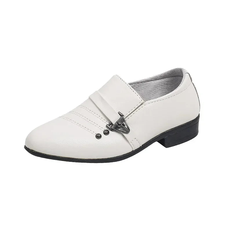 Sapatos de couro infantil para meninos. Cores preto e branco.