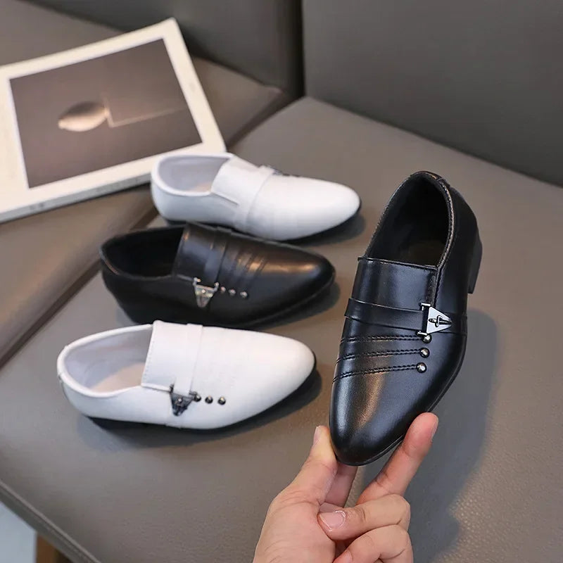 Sapatos de couro infantil para meninos. Cores preto e branco.