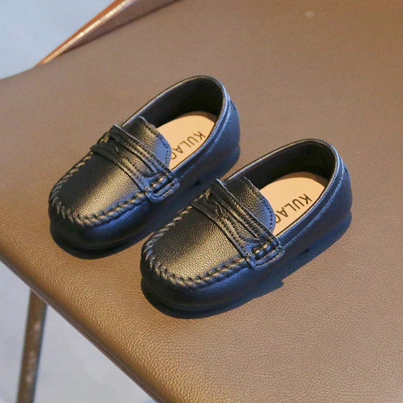 Sapatos infantis Oxford em couro. Disponíveis em 3 cores
