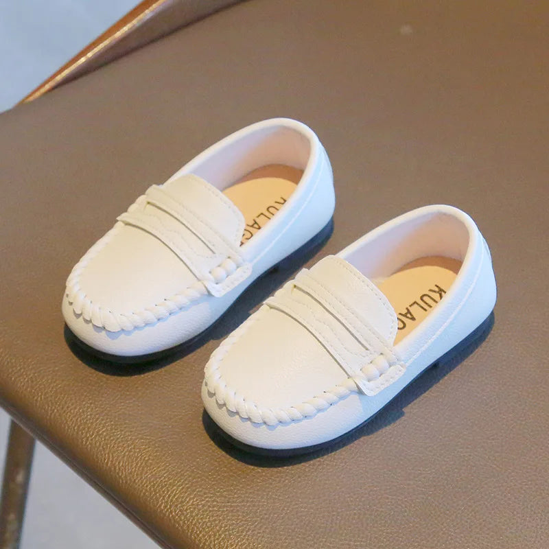 Sapatos infantis Oxford em couro. Disponíveis em 3 cores