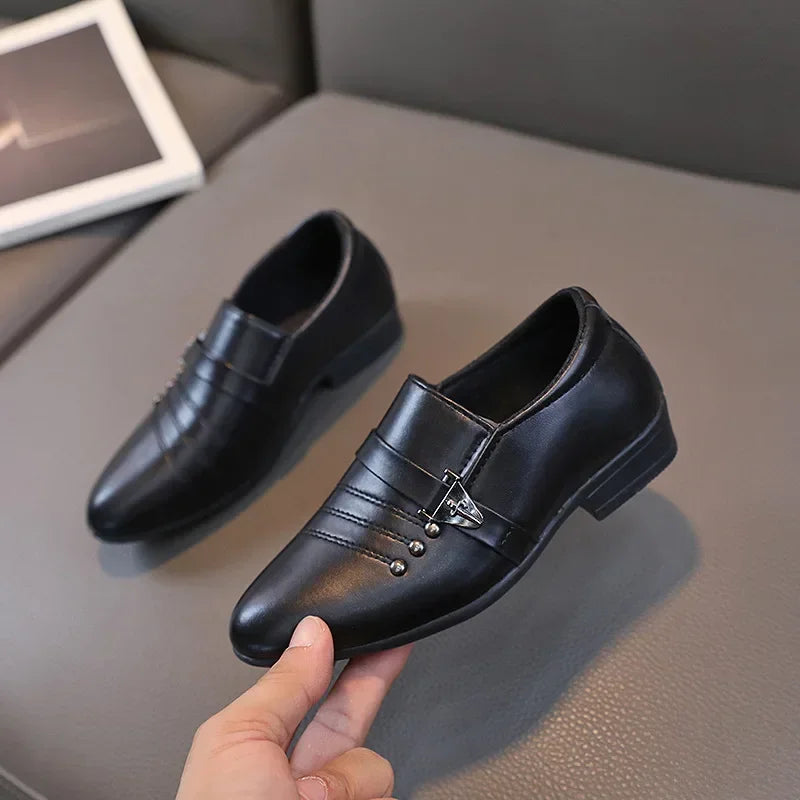 Sapatos de couro infantil para meninos. Cores preto e branco.